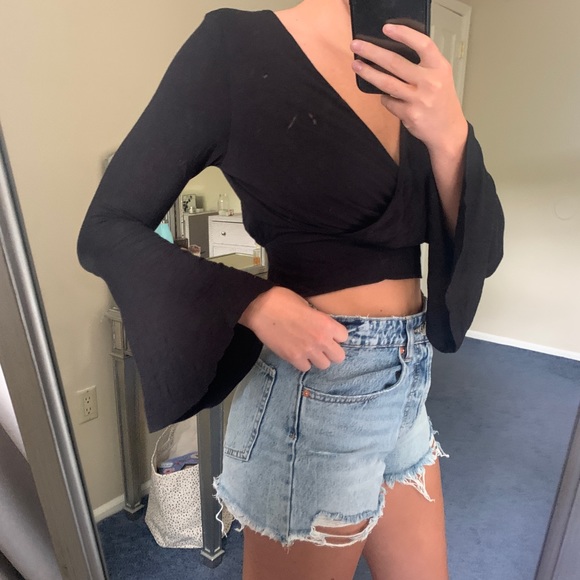 Bell sleeved cropped top - Picture 2 of 5